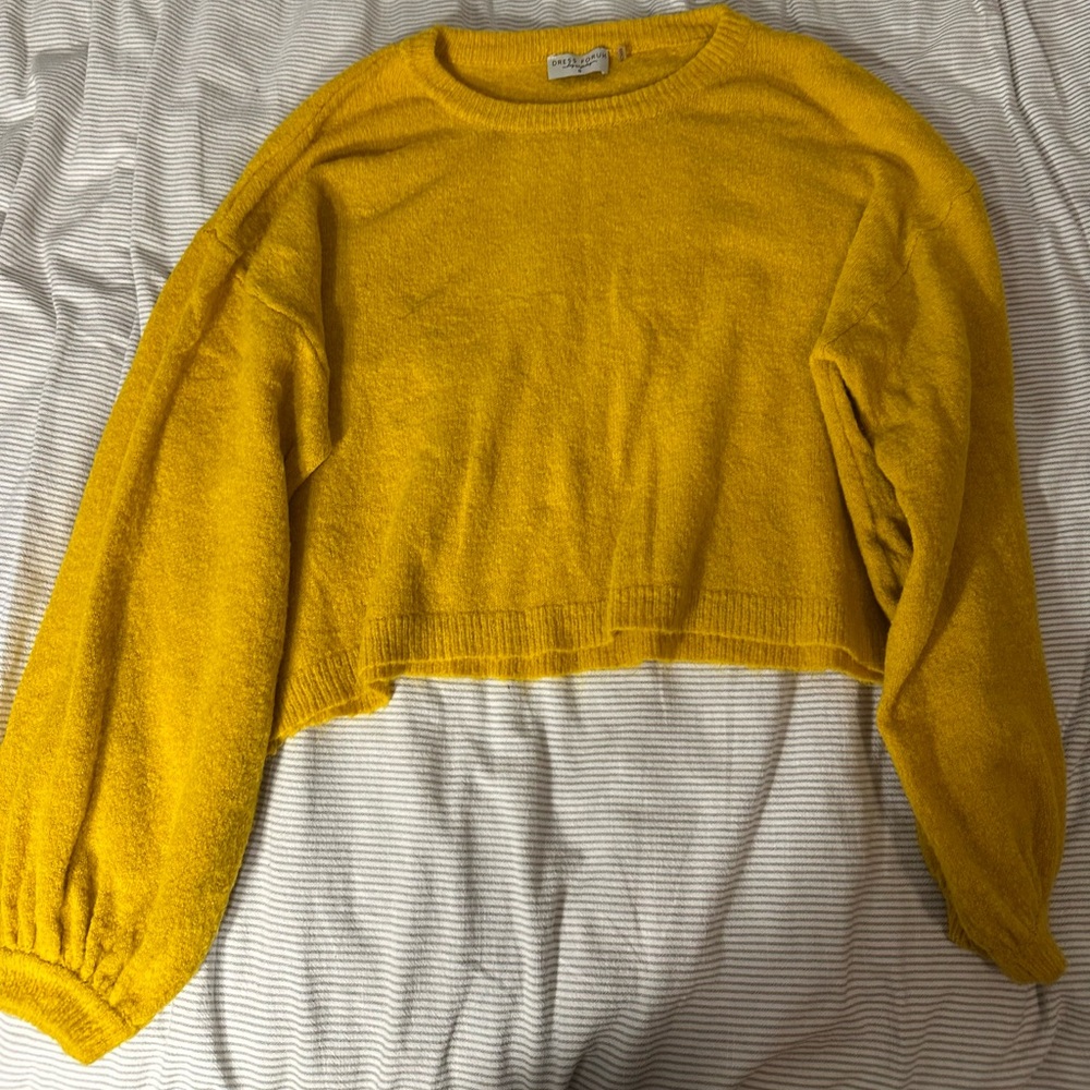 Women’s Dress Forum Los Angeles Mustard yellow sweater with cuffed sleeves